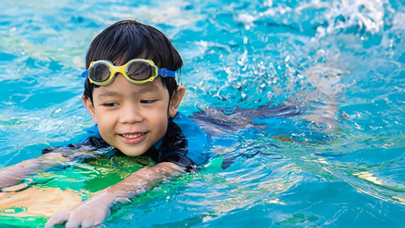 Bơi lội giúp trẻ phát triển thể lực, chiều cao và bảo vệ trẻ khỏi những nguy hiểm bất ngờ xảy ra