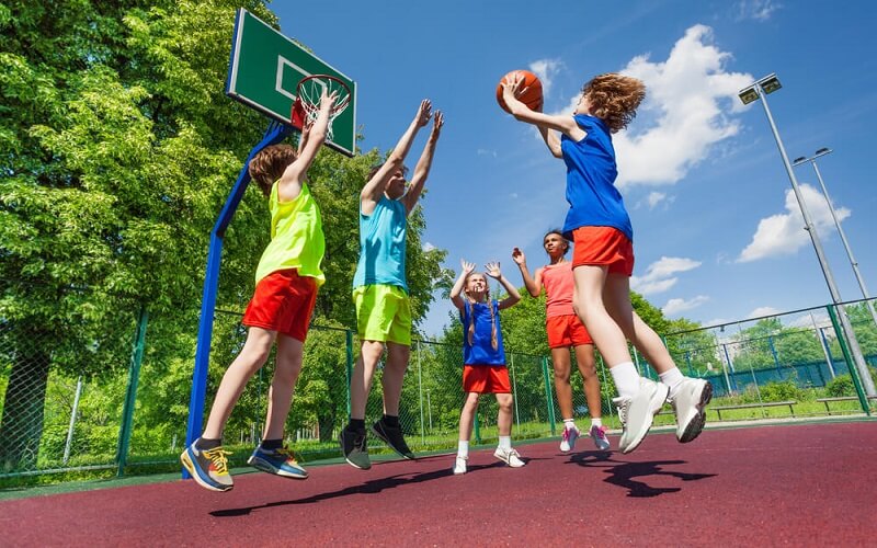Bóng rổ không chỉ là môn thể thao giải trí mà còn mang lại nhiều lợi ích cho trẻ