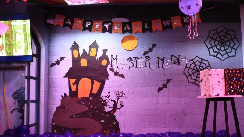 Trang trí Halloween lên bức tường cực kỳ công phu.