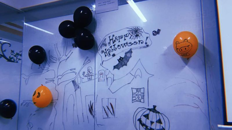 Trang trí Halloween trong lớp học cực kỳ đơn giản.