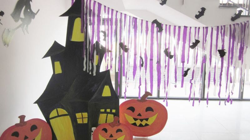 Trang trí Halloween bằng giấy và vải cắt thưa.