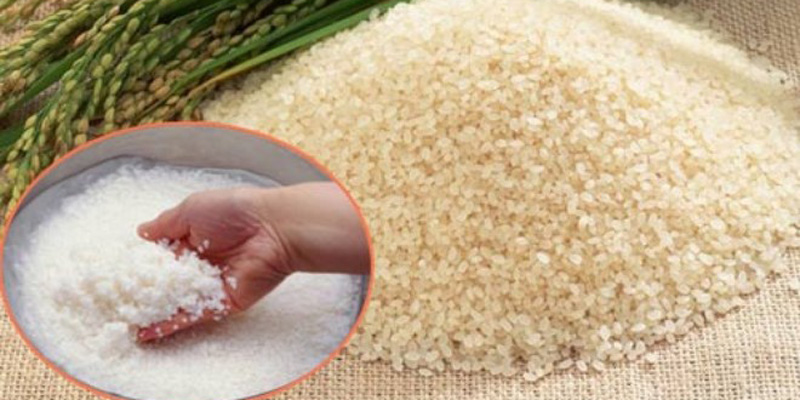 Hạt gạo tiêu chuẩn đều, căng, ít hạt bị vỡ, không có nhiều hạt màu vàng, khi chạm vào có thấy cám dính trên tay.