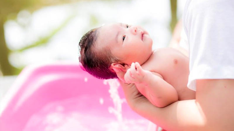 Tại sao nên tắm cho trẻ sơ sinh vào mùa đông?