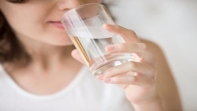 Uống nhiều nước ngăn ngừa tình trạng tăng cân