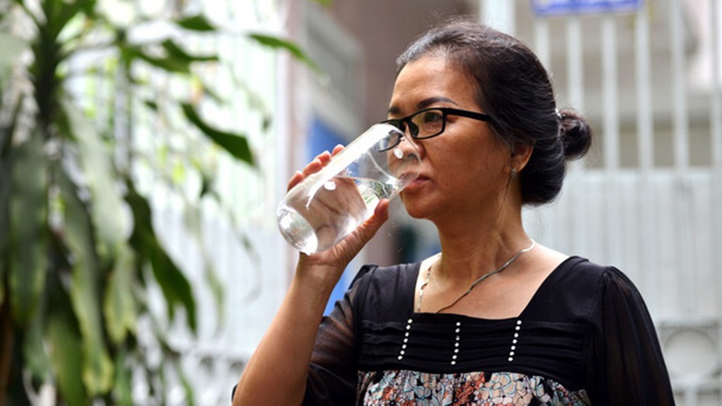 Uống nước vào buổi chiều giúp giảm cân