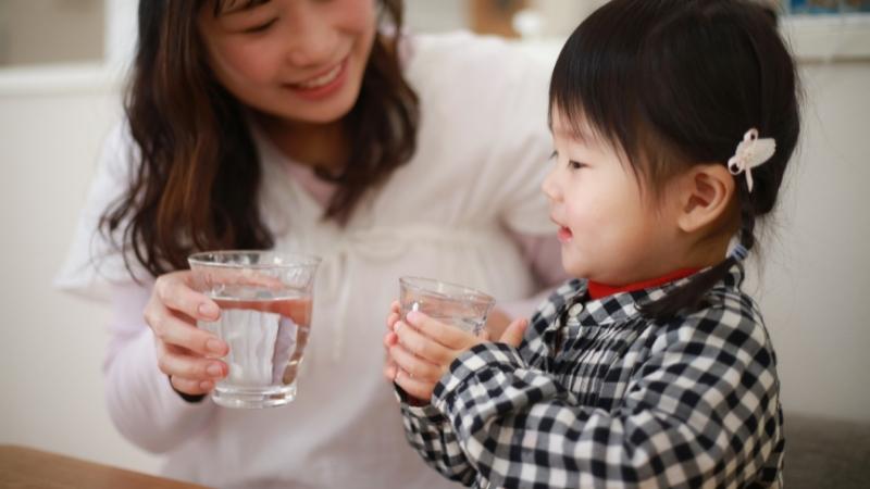 Dạy trẻ thói quen uống nước