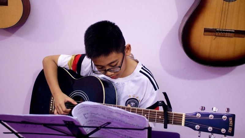 Học Guitar giúp bé rèn luyện trí não