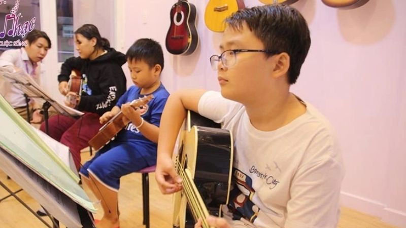 Trẻ em từ 11 tuổi trở lên có thể bắt đầu học đàn Guitar