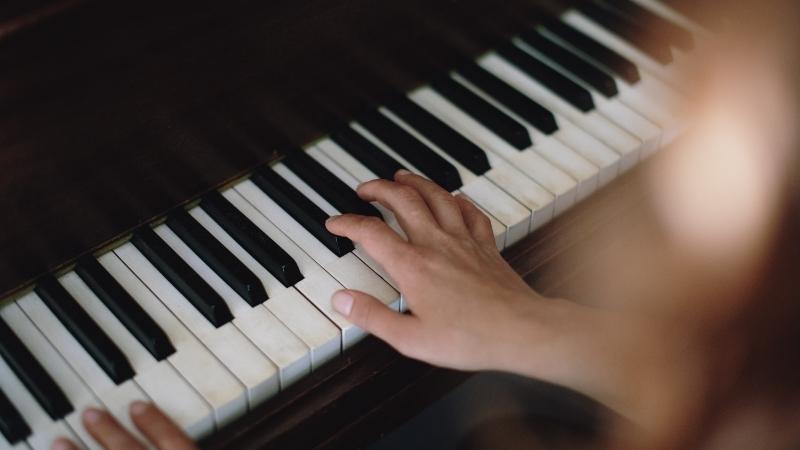 Trẻ học piano khi nào là thích hợp