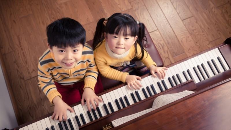Cho bé học piano để rèn khả năng phối hợp nhịp nhàng trên cơ thể trẻ