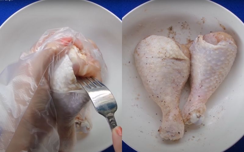 Dùng nĩa ghim thịt gà rồi ướp gia vị khoảng 30 phút