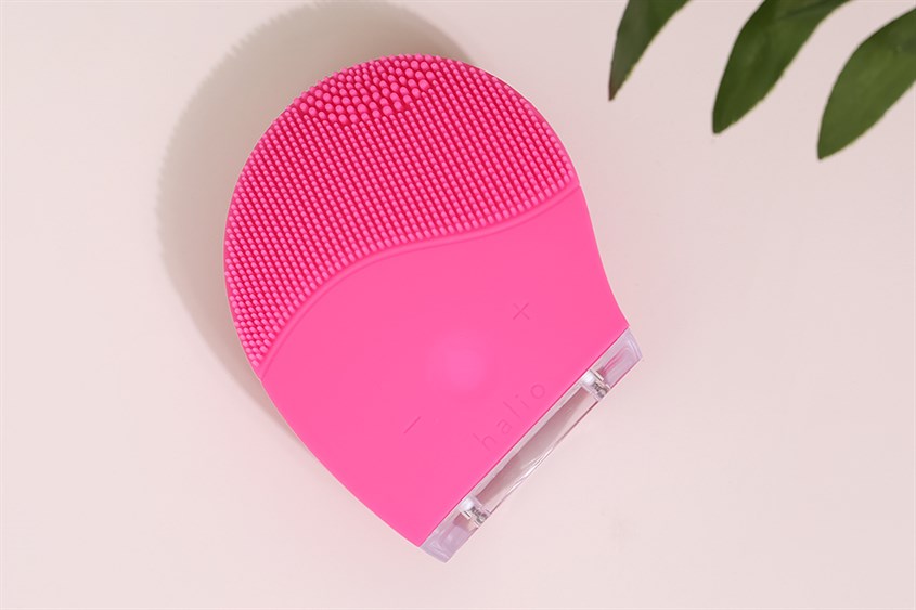 Máy rửa mặt và massage Halio Facial Hot Pink được thiết kế với đầu gai silicone