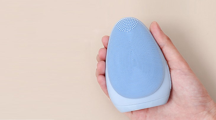 Máy rửa mặt và massage Emmié Sky Blue sử dụng đầu gai silicone cùng công nghệ rung cơ học giúp tẩy tế bào chết đem đến cho bạn làn da mịn màng