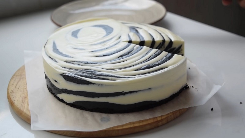 Cheesecake mè đen phối màu đen trắng hấp dẫn