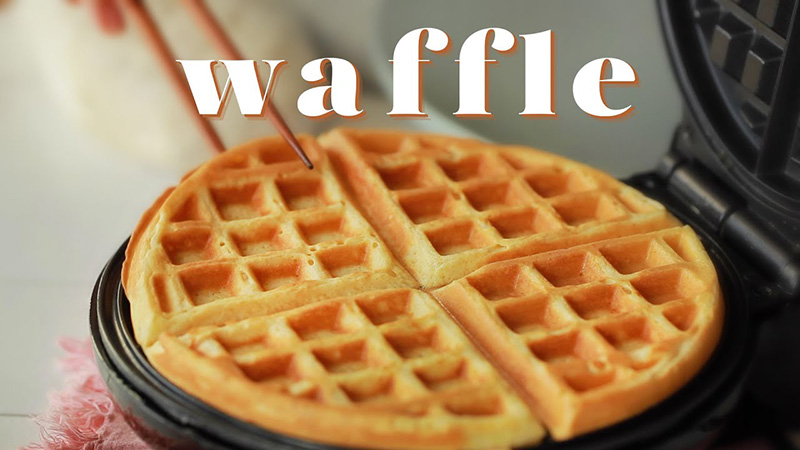 Làm bánh waffle bằng máy