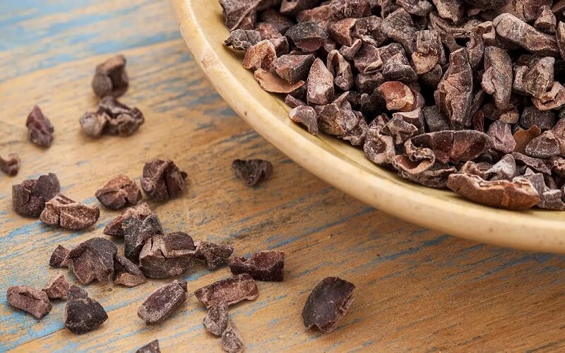 Cacao nibs tuy tốt cho sức khỏe nhưng nó cũng có một số tác dụng phụ nếu dùng quá liều.
