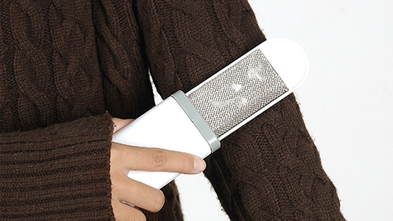 Cây lăn lông tĩnh điện còn có thiết kế nhỏ dành để lăn quần áo