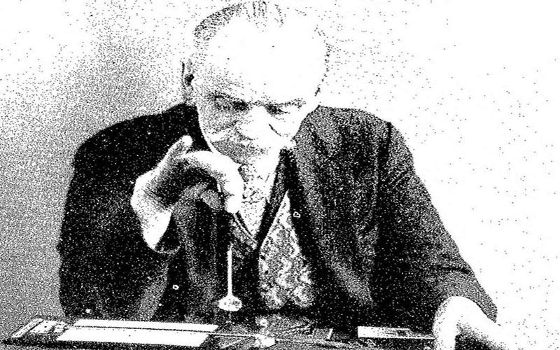 Nhà vật lý học André Bovis