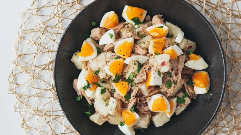 Salad trứng, cá hồi và khoai tây