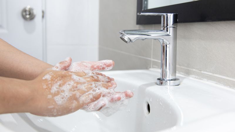 Rửa sạch vùng da bị kích ứng với xà phòng