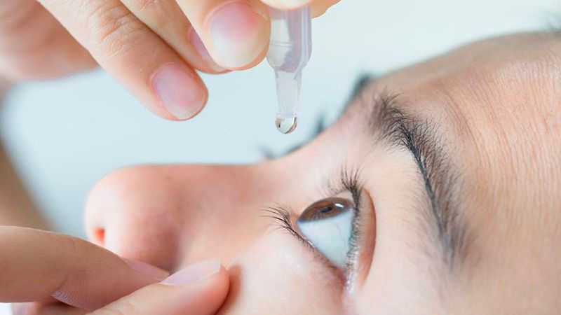 Mắt tiếp xúc trực tiếp với tia cực tím có trong hồ quang điện có thể gây bỏng giác mạc