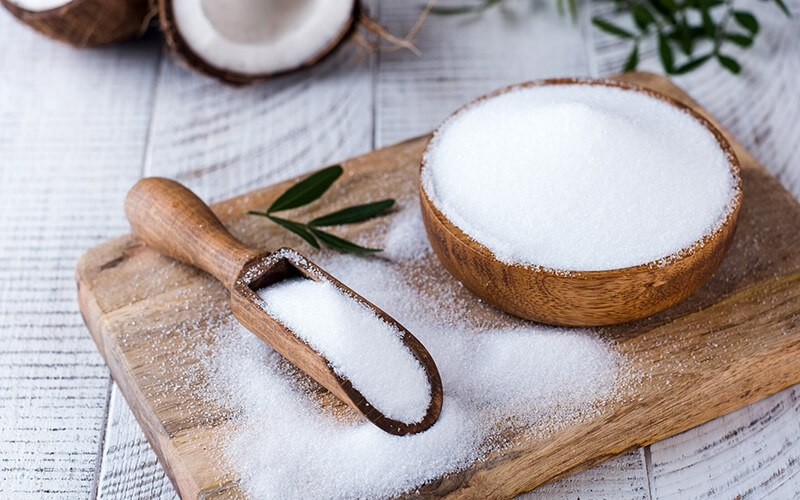 Erythritol là một dạng rượu đường, có tinh thể bột màu trắng, không mùi và vị ngọt