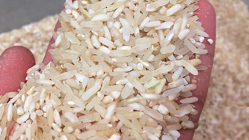 Gạo còn cám là gì?