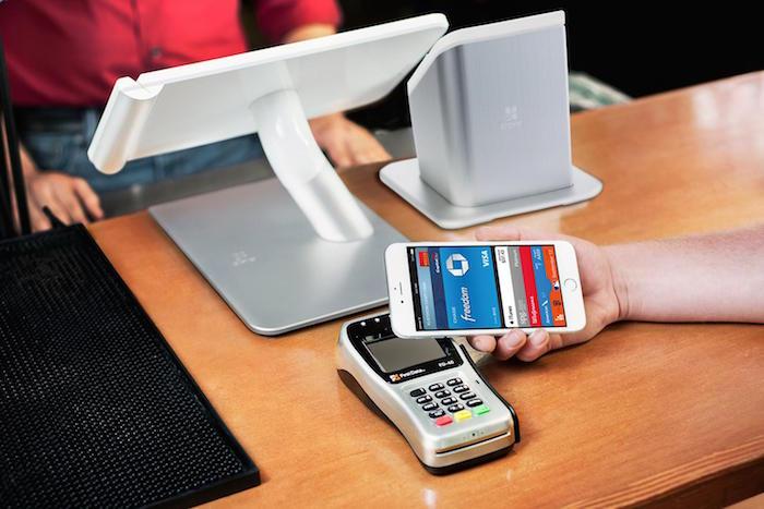 Sử dụng ngay chiếc điện thoại đang dùng làm ví điện tử đang là xu thế mới hiện nay, và giao tiếp tầm ngắn NFC giúp cho việc bảo mật được tốt hơn.