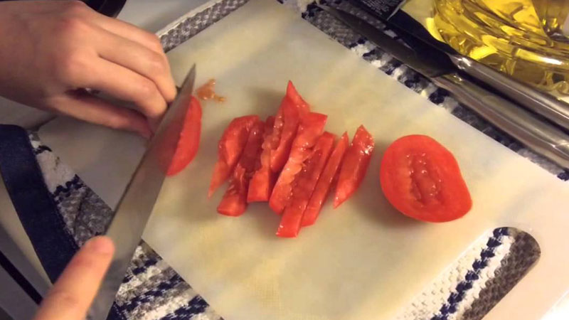 Rửa sạch cà chua, cắt làm đôi, bỏ phần ruột và cắt thành hạt lựu, cho vào trong chén nhỏ.