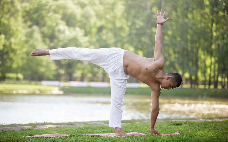 Asanas là những tư thế được tập luyện trong yoga