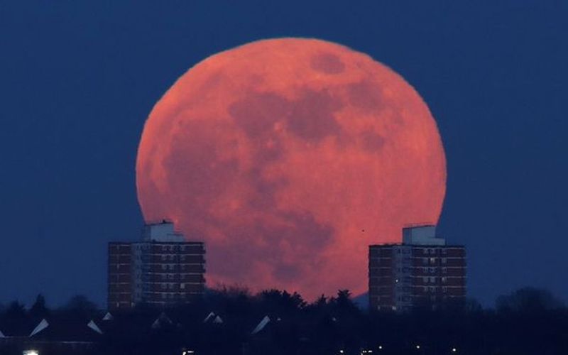 Khoảnh khắc hiện tượng siêu trăng máu xuất hiện trên nền trời đêm