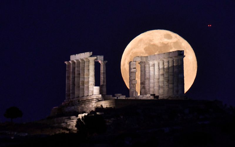 "Siêu trăng máu" ẩn hiện đằng sau đền thờ thần biền Poseidon, Hi Lạp