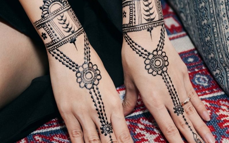 Hình xăm vẽ Henna, biểu tượng cho nét đẹp nữ tính, dịu dàng của người con gái