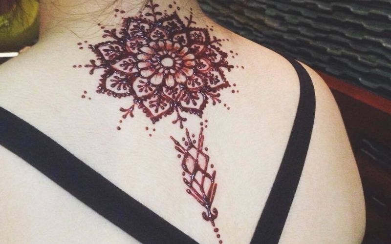Hình xăm vẽ Henna ở lưng, thể hiện cho sự sáng tạo, khai mở tâm trí