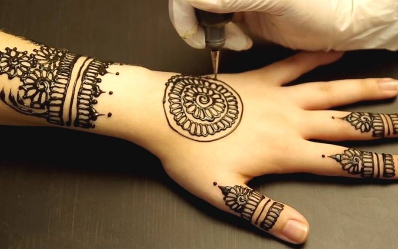 Hình xăm vẽ Henna ở tay, biểu thị cho vẻ đẹp tinh khôi, trong sáng của cô gái trẻ