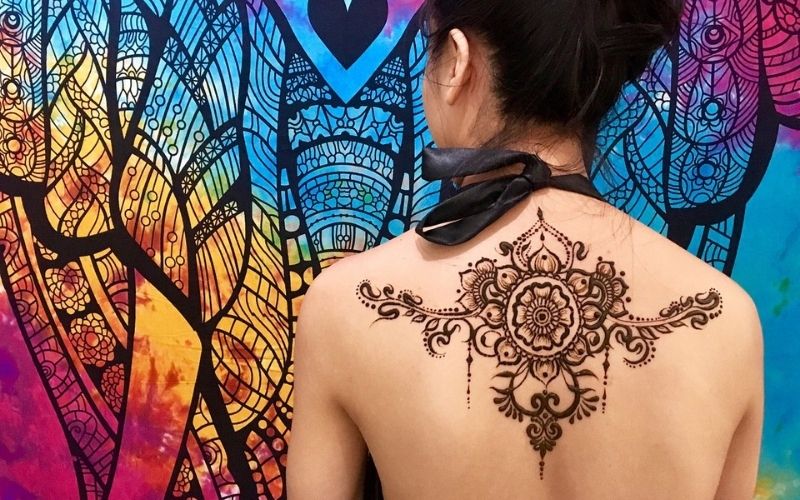 Hình xăm vẽ Henna ở lưng, được xem như tấm bùa hộ mệnh bảo vệ các cô gái