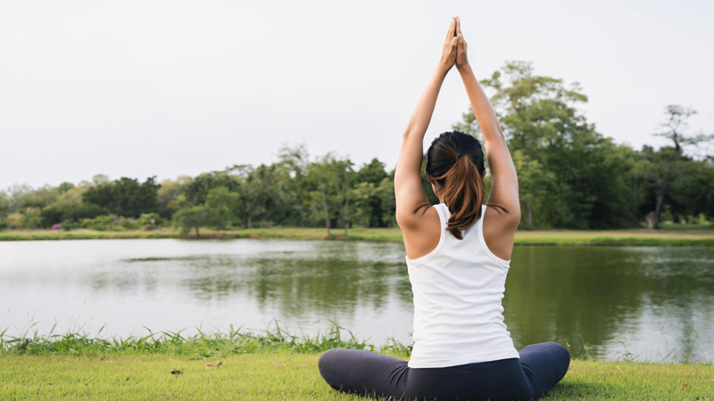 Tập yoga, thư giãn để điều trị hội chứng tiền kinh nguyệt