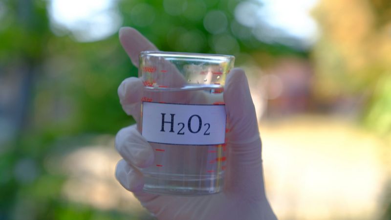 Hydrogen peroxide có cái tên quen thuộc là oxy già