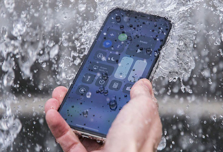 iPhone bị vào nước có thể làm hỏng tính năng Face ID