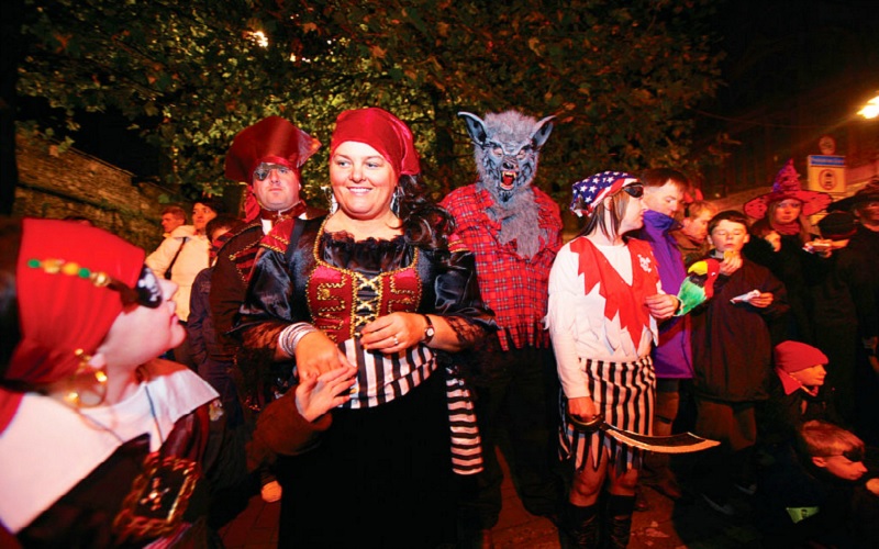 Lễ hội Halloween ở Ireland thường chơi bên đống lửa, ăn món barnbrack và bia.