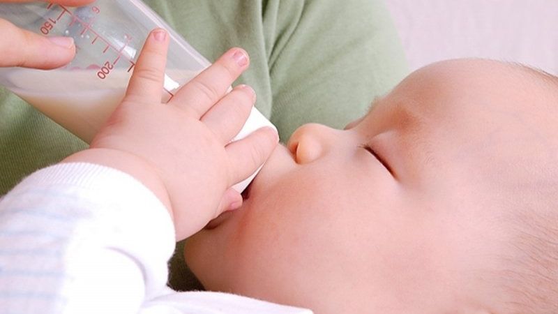 Lactase giảm ở trẻ không được uống sữa mẹ mà thay thế bằng các loại sữa khác