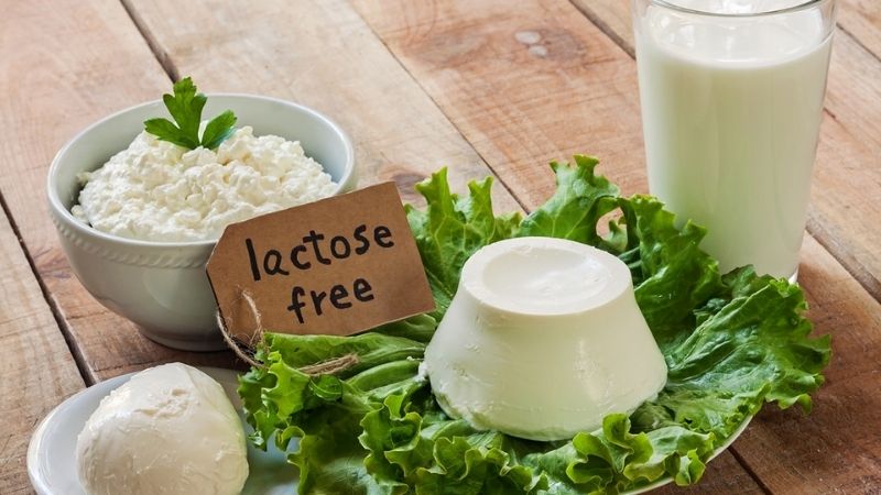Tránh ăn nhiều sữa và các sản phẩm từ sữa, có thể thay thế bằng các sản phẩm không chứa lactose