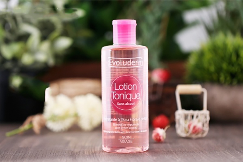 Lotion là sản phẩm chăm sóc da cơ bản hằng ngày giống toner và nước hoa hồng