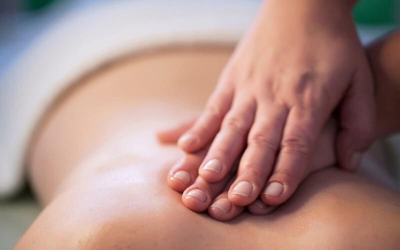 Massage mô sâu là một kỹ thuật massage toàn diện được sử dụng chủ yếu để điều trị các vấn đề về cơ xương