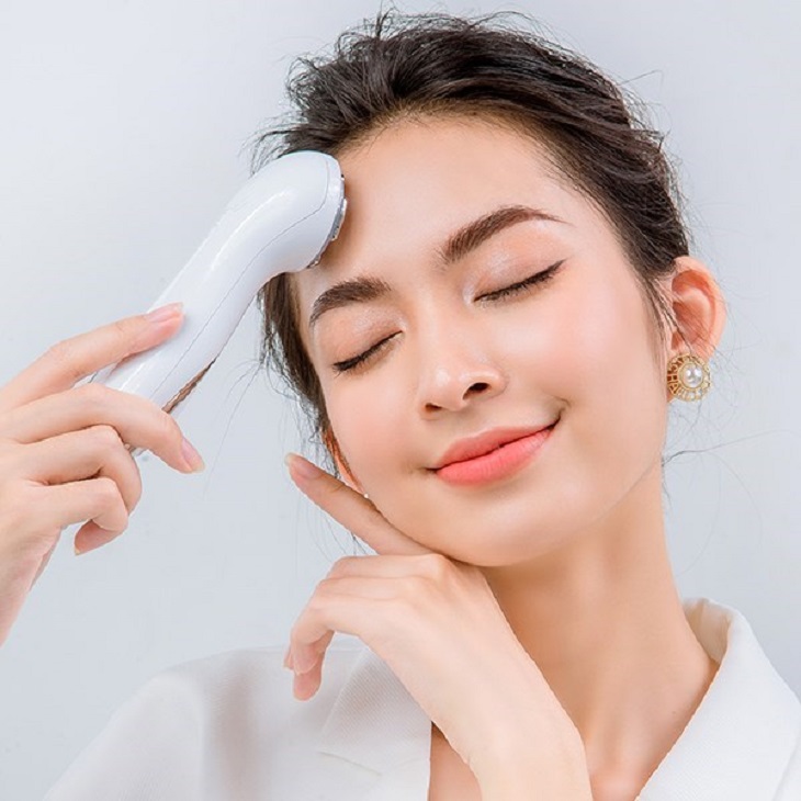 Da mặt của bạn sẽ săn chắc và giảm nếp nhăn sau một thời gian sử dụng máy massage phục hồi da Lifetrons EP-100