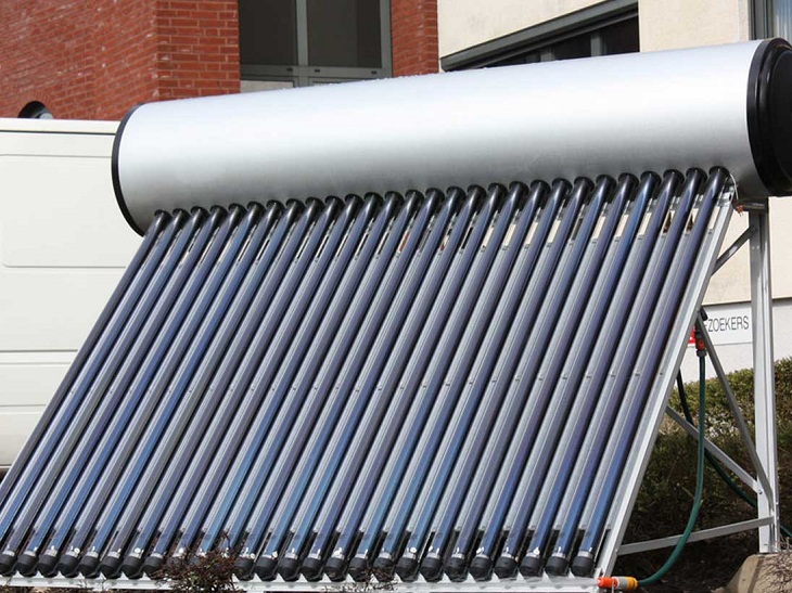 máy nước nóng năng lượng mặt trời thường được lắp đặt trên cao để hấp thụ ánh sáng mặt trời