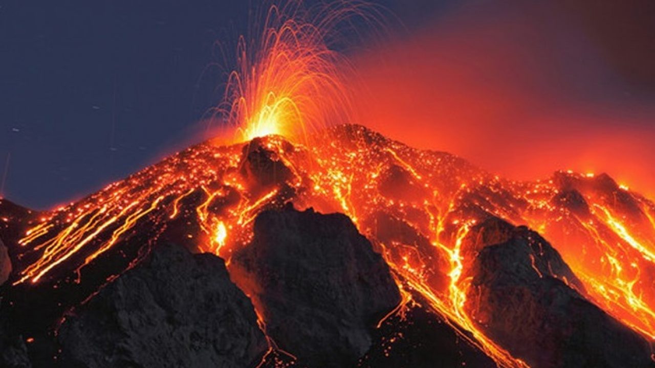 Sự thay đổi của tự nhiên như sự phun trào của núi lửa dẫn đến mưa axit