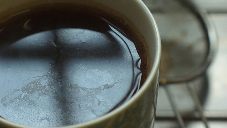 Lớp váng mỏng xuất hiện trên bề mặt trà hay cà phê pha bằng nước cứng