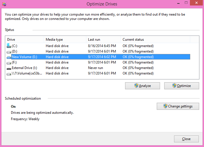 Tại cửa sổ Optimize Drives, chọn ổ đĩa mà bạn muốn chống phân mảnh và nhấn Optimize