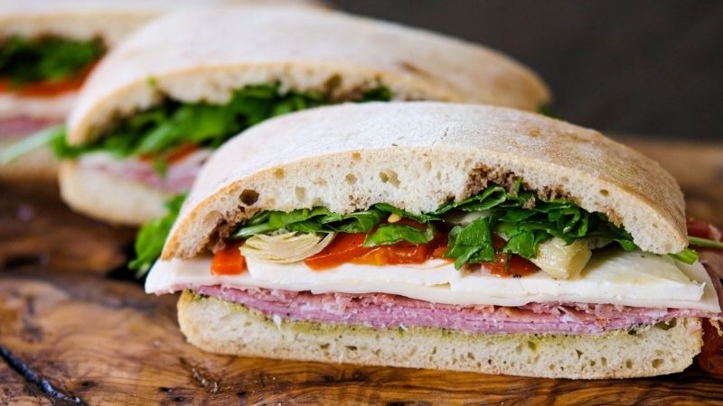 Sandwich kẹp Salami